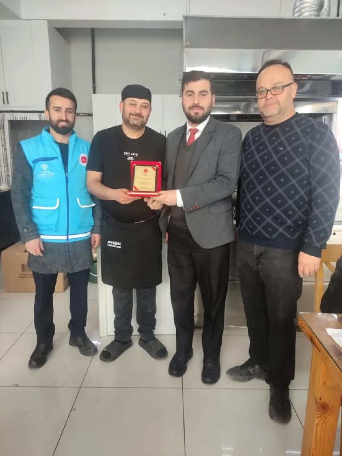 Harmancık'ta İftar Çadırının Görünmeyen Destekçisi Onurlandırıldı Harmancık'ta İftar Çadırının Görünmeyen Destekçisi Onurlandırıldı