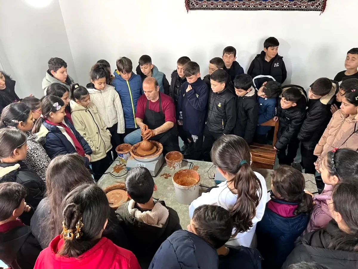 Emirdağ'da Çömlek Sanatı Yaşatılıyor: Öğrenciler Usta Ellerle Buluştu Emirdağ'da Çömlek Sanatı Yaşatılıyor: Öğrenciler Usta Ellerle Buluştu