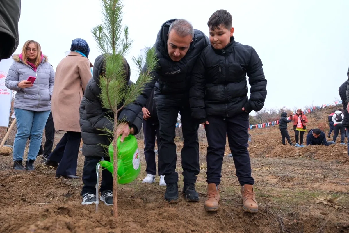 Karaman'da Orman Haftası'nda Yüzlerce Fidan Toprakla Buluştu Karaman'da Orman Haftası'nda Yüzlerce Fidan Toprakla Buluştu