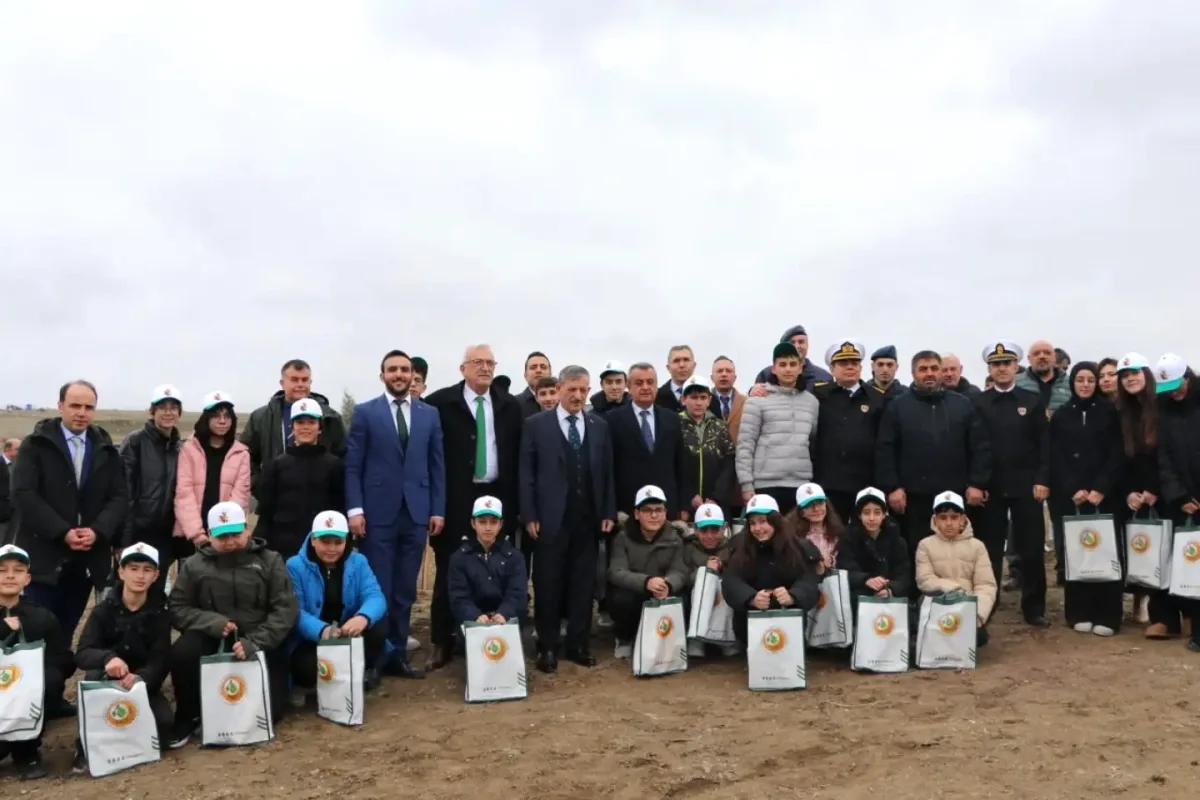 Elmadağ'da Aileler ve Öğrenciler Geleceğe Hatıra Ormanı Dikti Elmadağ'da Aileler ve Öğrenciler Geleceğe Hatıra Ormanı Dikti