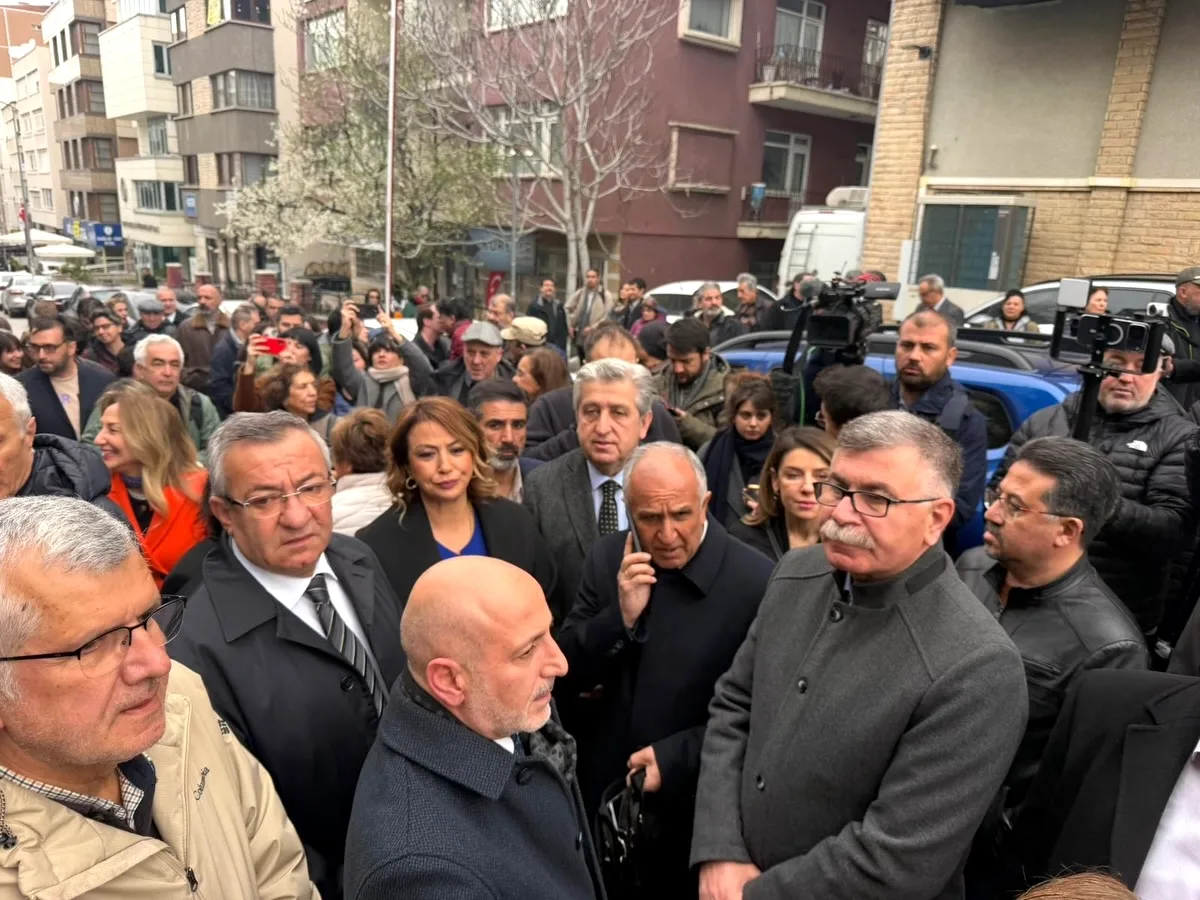 Engin Altay: 'Bu Karanlık Gidecek' - Gazetecilik Özgürlüğü İçin BirGün'de Destek Engin Altay: 'Bu Karanlık Gidecek' - Gazetecilik Özgürlüğü İçin BirGün'de Destek