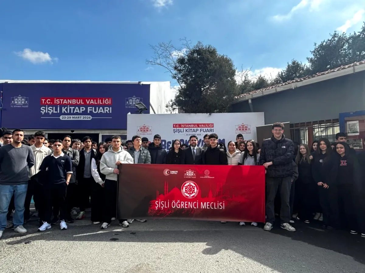 Şişli Kitap Fuarı Dördüncü Gününde Öğrencilerle Renklendi: 1000'lerce Ziyaretçi Ağırlandı Şişli Kitap Fuarı Dördüncü Gününde Öğrencilerle Renklendi: 1000'lerce Ziyaretçi Ağırlandı