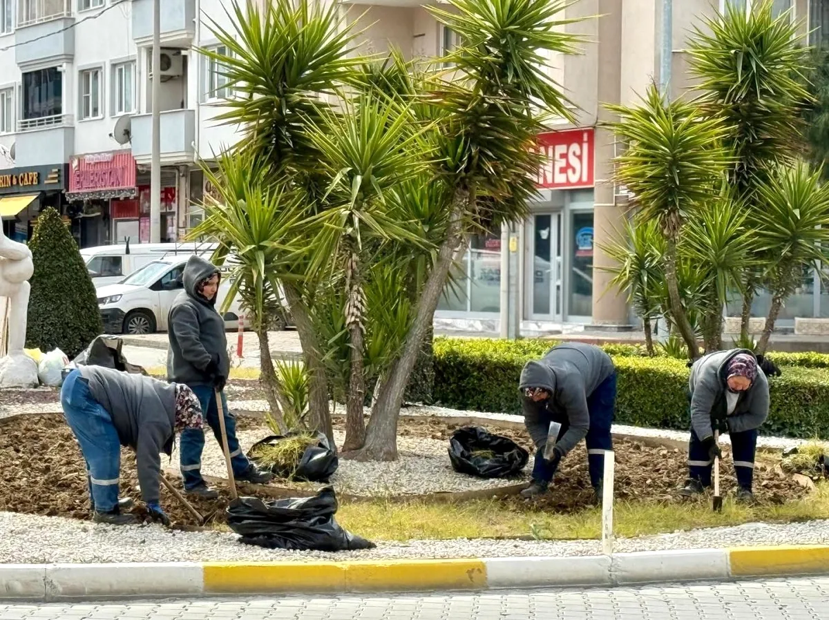 Burhaniye'de Park ve Yeşil Alanlarda Bahar Temizliği: 15 Noktada Çalışma Tamamlandı Burhaniye'de Park ve Yeşil Alanlarda Bahar Temizliği: 15 Noktada Çalışma Tamamlandı