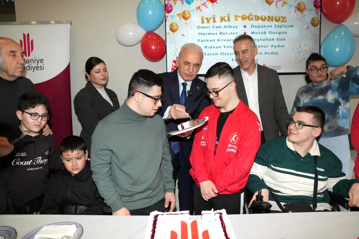 Ümraniye'de Siyasi Temsilciler Engelli Bireylerin Doğum Günü Sevincine Ortak Oldu Ümraniye'de Siyasi Temsilciler Engelli Bireylerin Doğum Günü Sevincine Ortak Oldu