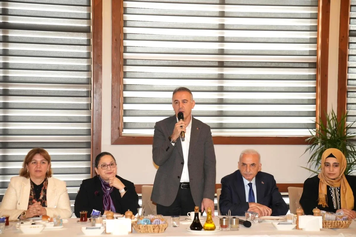 Ümraniye'de Siyasetin Perde Arkası: Kapı Kapı Dolaşan Gönüllülerin Toplantısı Ümraniye'de Siyasetin Perde Arkası: Kapı Kapı Dolaşan Gönüllülerin Toplantısı