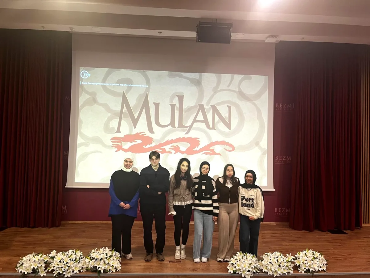 Bezmialem'de Mulan Gösterimi: Öğrenciler Bir Araya Geldi Bezmialem'de Mulan Gösterimi: Öğrenciler Bir Araya Geldi