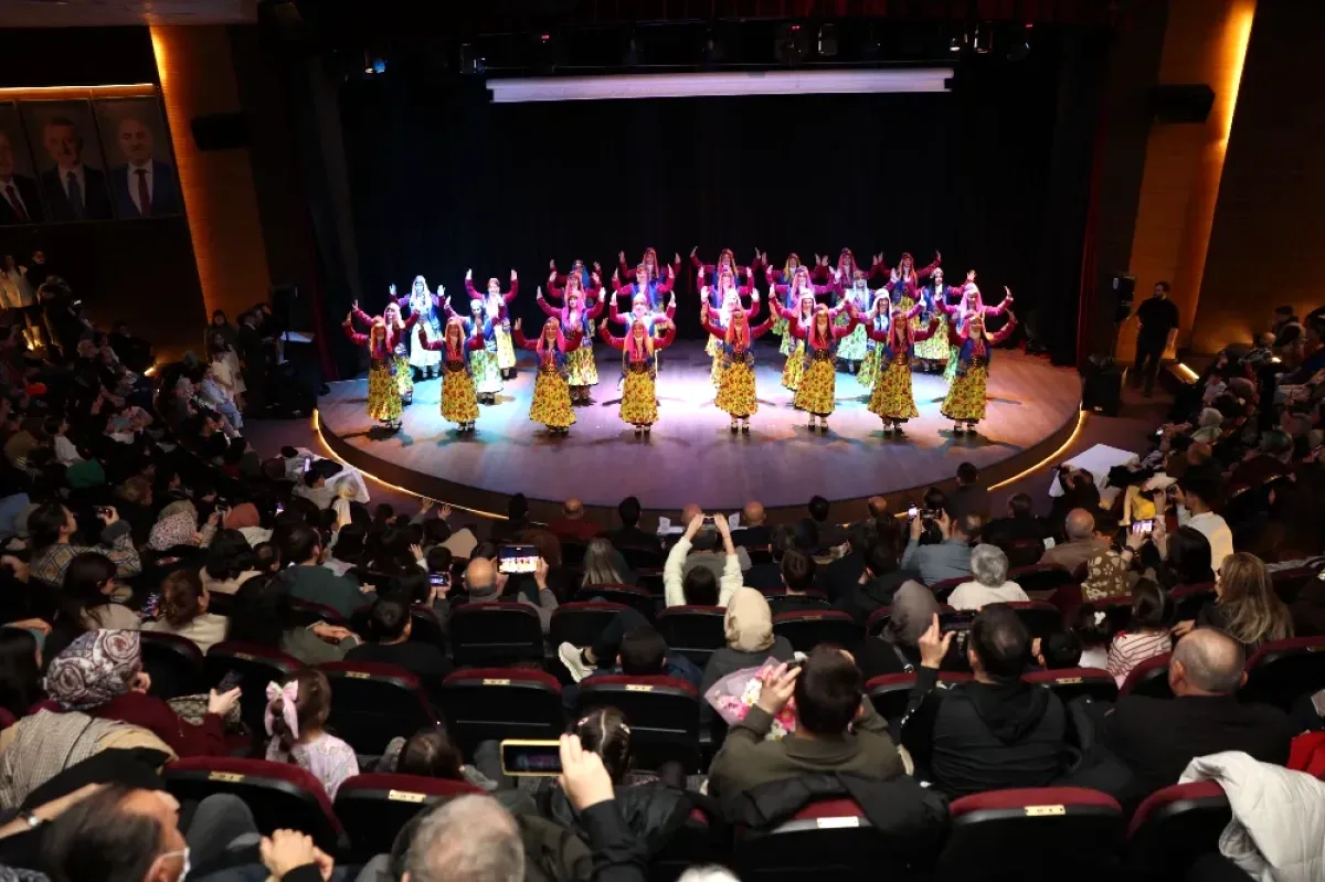 Darıca'da Halk Oyunları Festivali: Anadolu'nun Renkleri Sahneye Taşındı Darıca'da Halk Oyunları Festivali: Anadolu'nun Renkleri Sahneye Taşındı