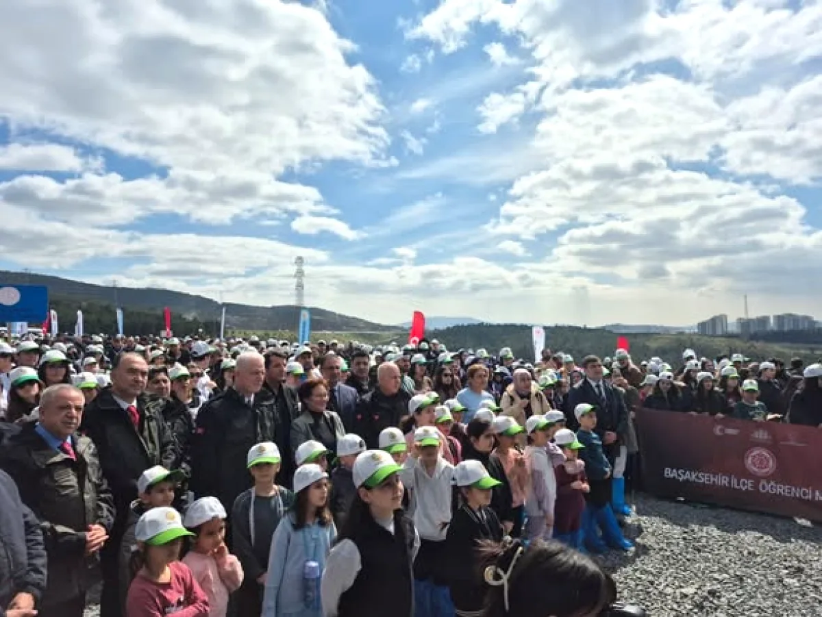 Başakşehir'de Öğrenciler Doğa İçin Fidan Dikti Başakşehir'de Öğrenciler Doğa İçin Fidan Dikti