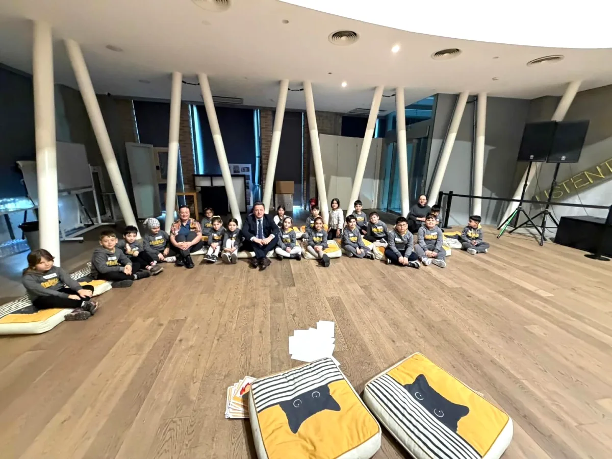 Beyoğlu'da Akran Nezaketi Atölyesi: Müdür Dervişoğlu Öğrencilerle Buluştu Beyoğlu'da Akran Nezaketi Atölyesi: Müdür Dervişoğlu Öğrencilerle Buluştu