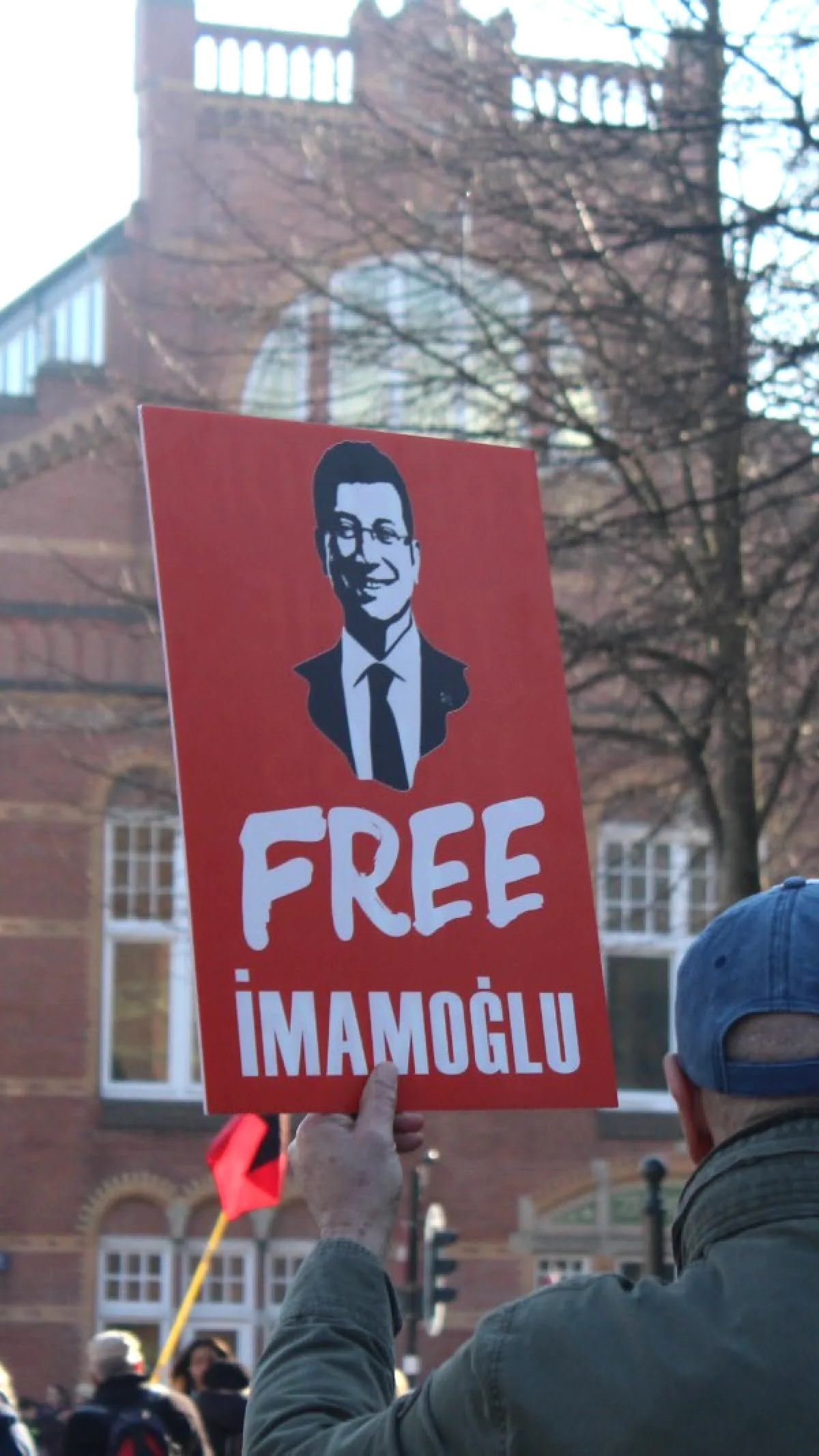Amsterdam'dan Yükselen Ses: Sarı Maskelerle Adalet Buluşması Amsterdam'dan Yükselen Ses: Sarı Maskelerle Adalet Buluşması
