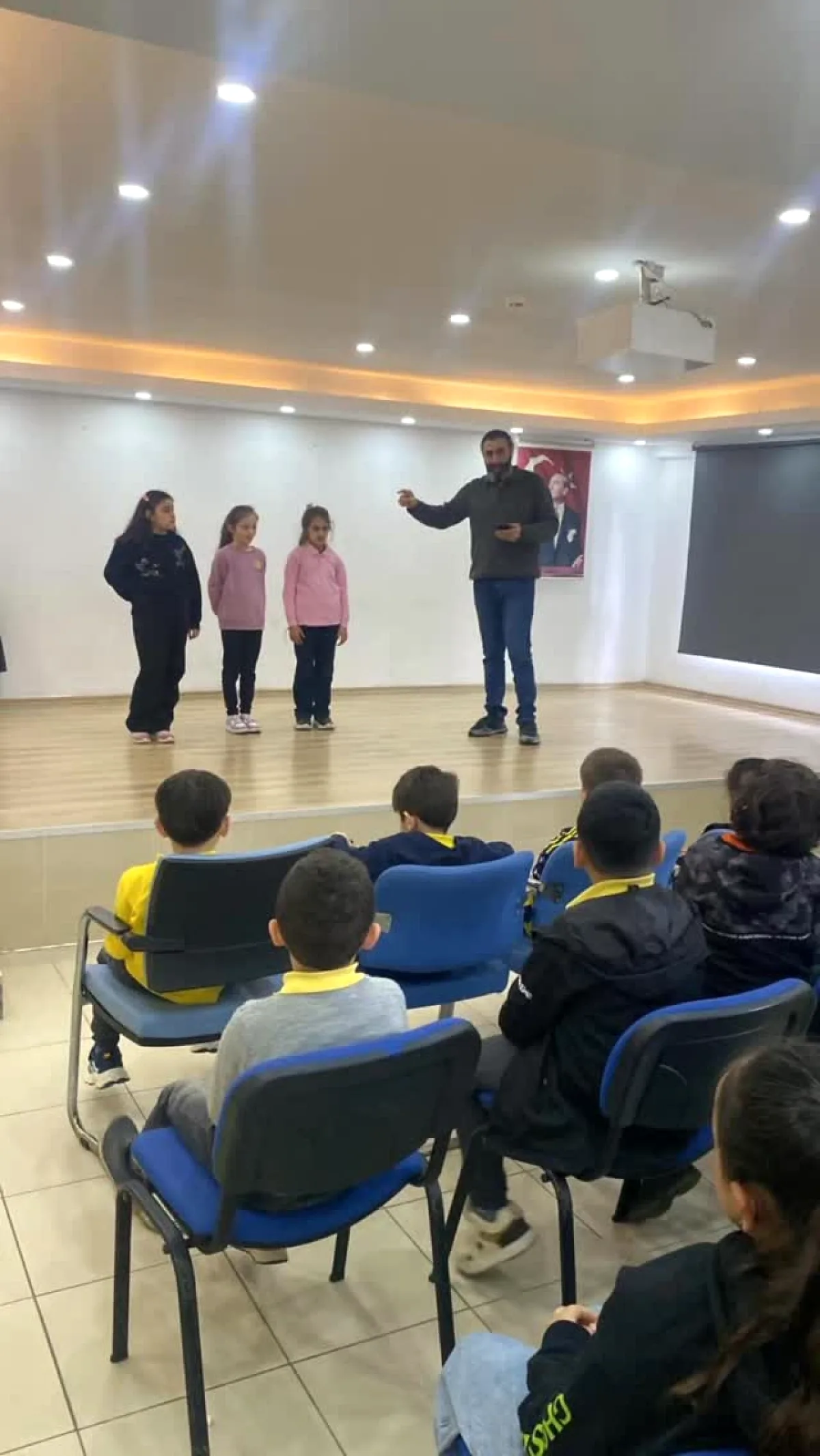 Kartal'da Yaşam Becerileri Semineri: Psikolojik Danışmanlar Öğrencilerle Buluştu Kartal'da Yaşam Becerileri Semineri: Psikolojik Danışmanlar Öğrencilerle Buluştu