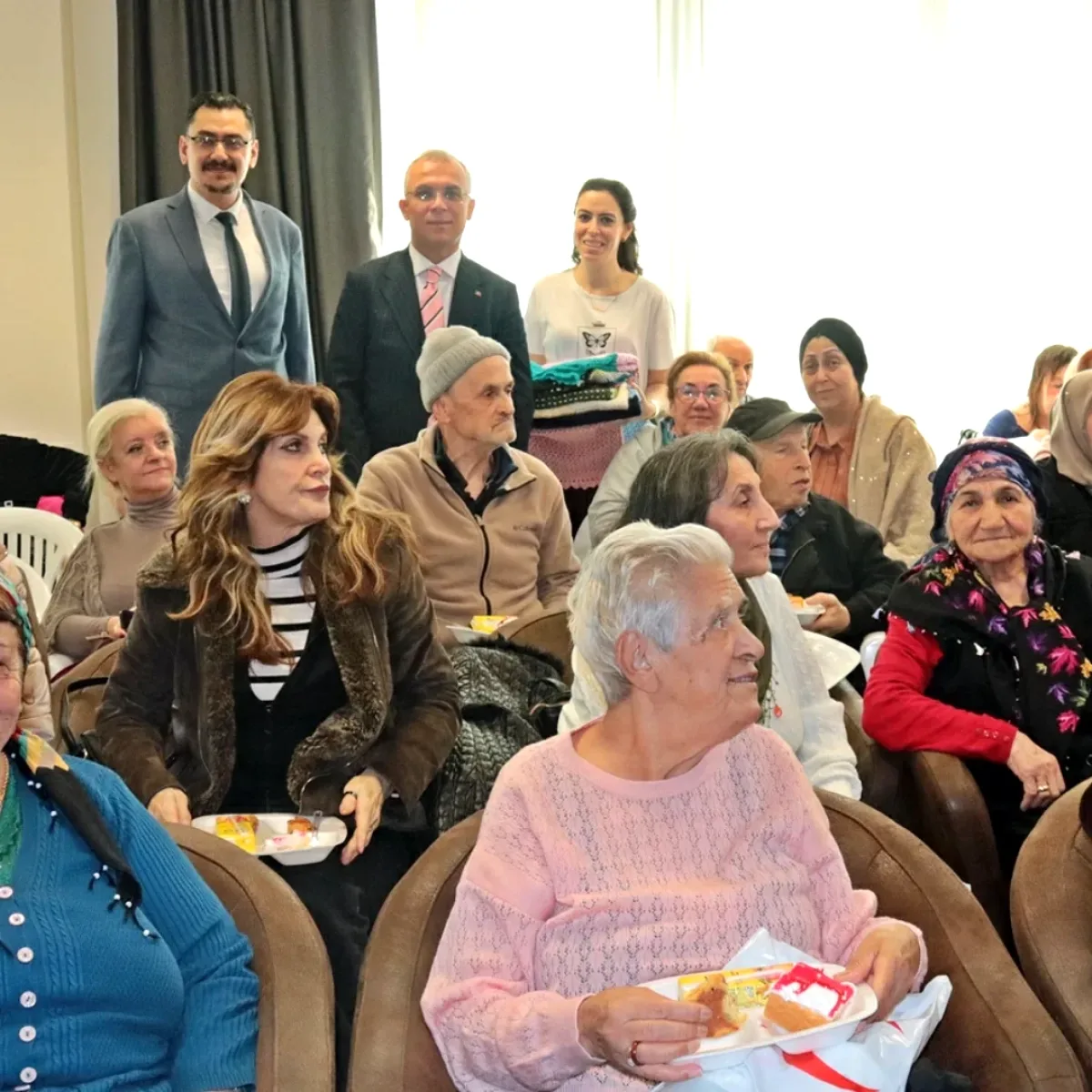 Maltepe Kaymakamı Yaşlılarla Huzurevinde Buluştu Maltepe Kaymakamı Yaşlılarla Huzurevinde Buluştu