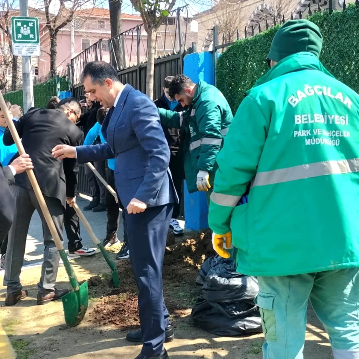Bağcılar'da Orman Haftası'nda Minik Eller Fidan Diktı Bağcılar'da Orman Haftası'nda Minik Eller Fidan Diktı