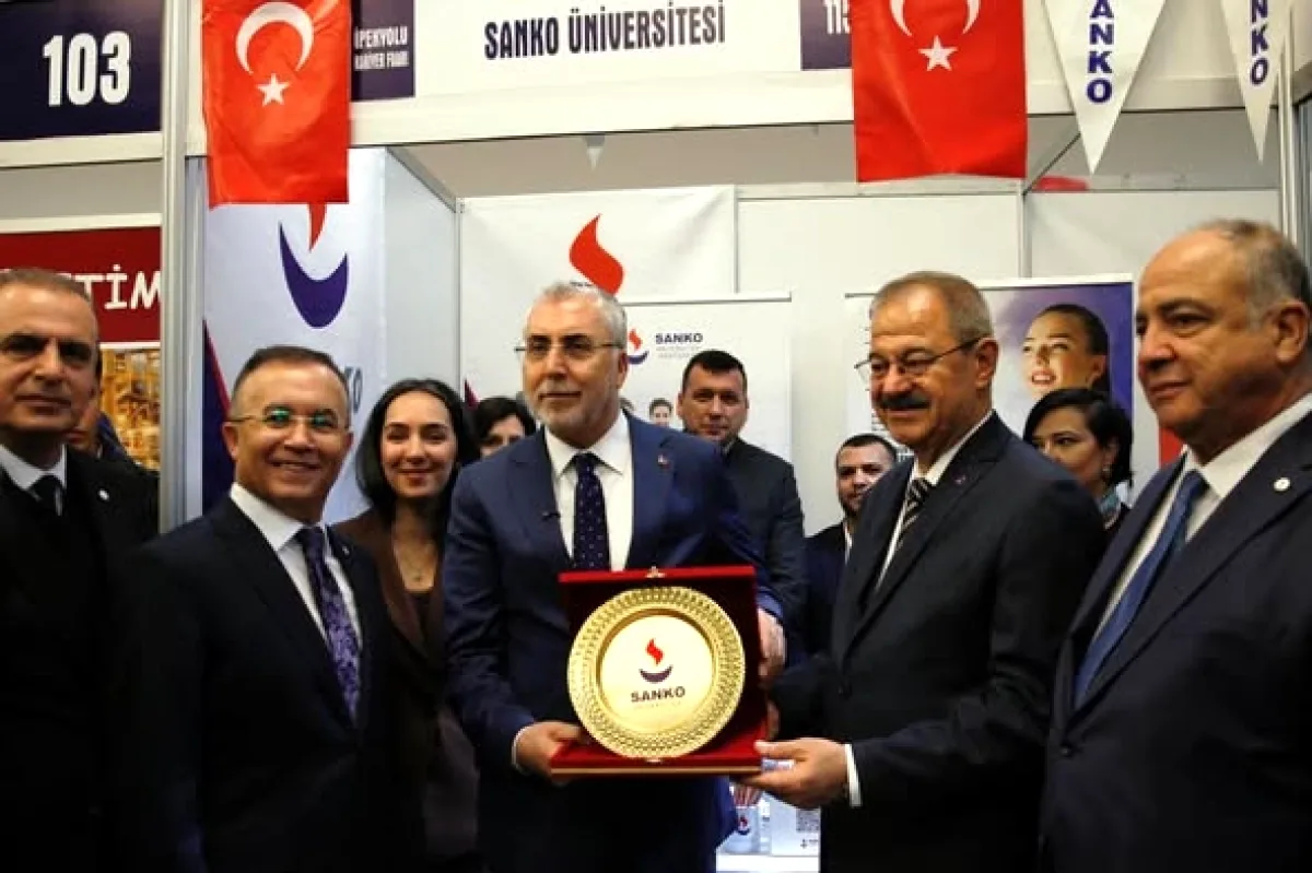 İpekyolu Kariyer Fuarı Açıldı: Bakan Işıkhan Gaziantep'te İpekyolu Kariyer Fuarı Açıldı: Bakan Işıkhan Gaziantep'te