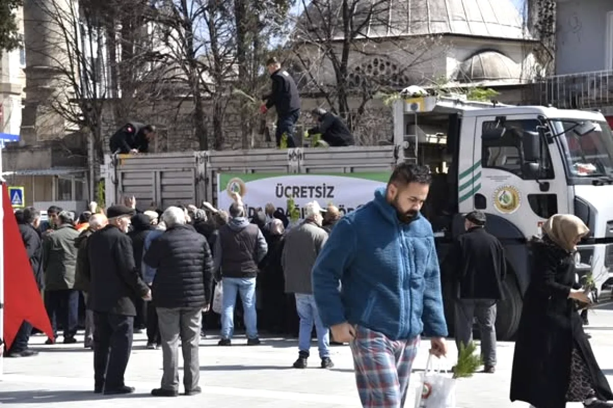 Dursunbey'de Geleceğe Nefes: 6.900 Fidan Vatandaşlara Hediye Edildi Dursunbey'de Geleceğe Nefes: 6.900 Fidan Vatandaşlara Hediye Edildi