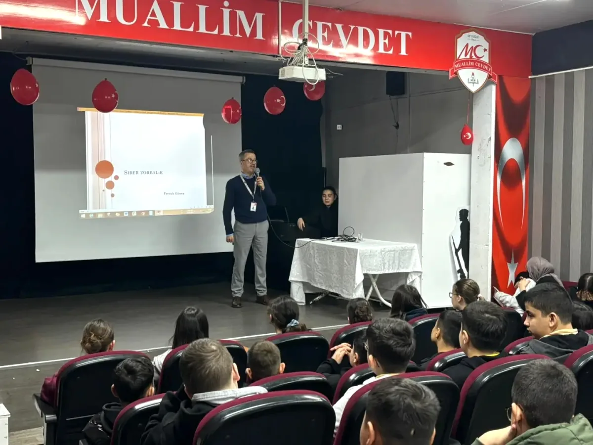 Akran Zorbalığı Eğitimi: Beyoğlu'da Öğrenciler Bilgilendirildi Akran Zorbalığı Eğitimi: Beyoğlu'da Öğrenciler Bilgilendirildi