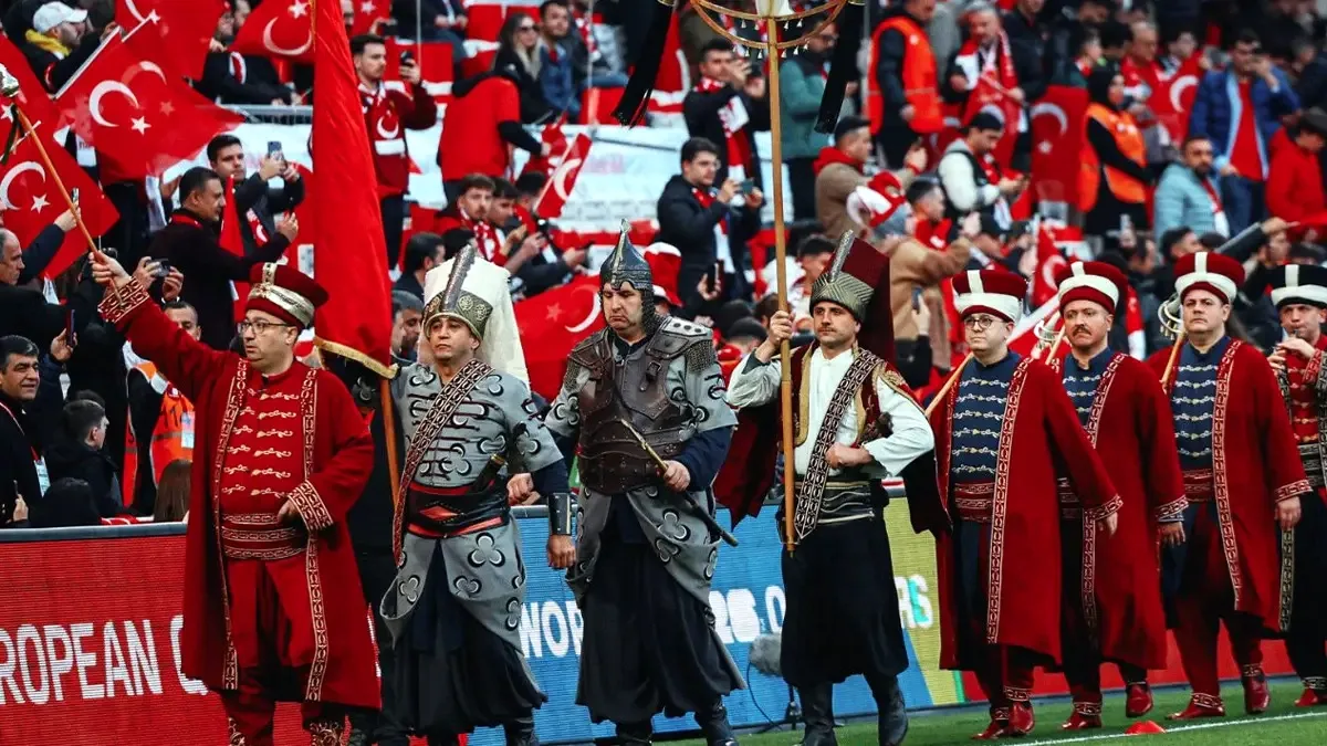 Mehter Takımı Sahaya İndi: Tribünler "Cendere"yle Ayağa Kalktı Mehter Takımı Sahaya İndi: Tribünler "Cendere"yle Ayağa Kalktı