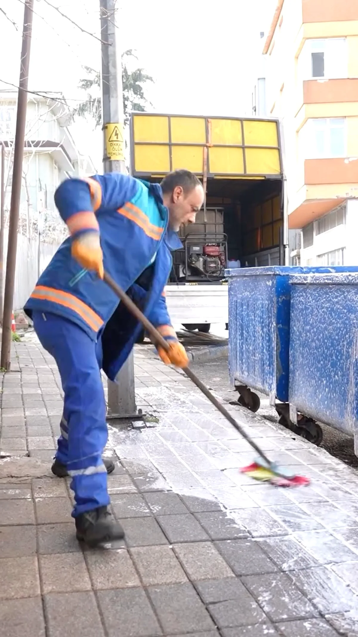 Üsküdar'da Sokaklar, Kaldırımlar ve Konteynerler Temizleniyor Üsküdar'da Sokaklar, Kaldırımlar ve Konteynerler Temizleniyor