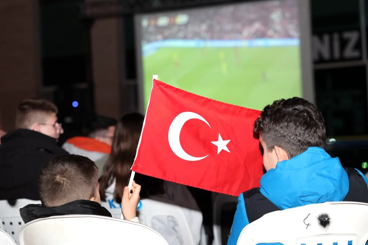 Karamürsel'de Milli Takım Sevinci: Belediye Önü Meydan Doldurdu Karamürsel'de Milli Takım Sevinci: Belediye Önü Meydan Doldurdu