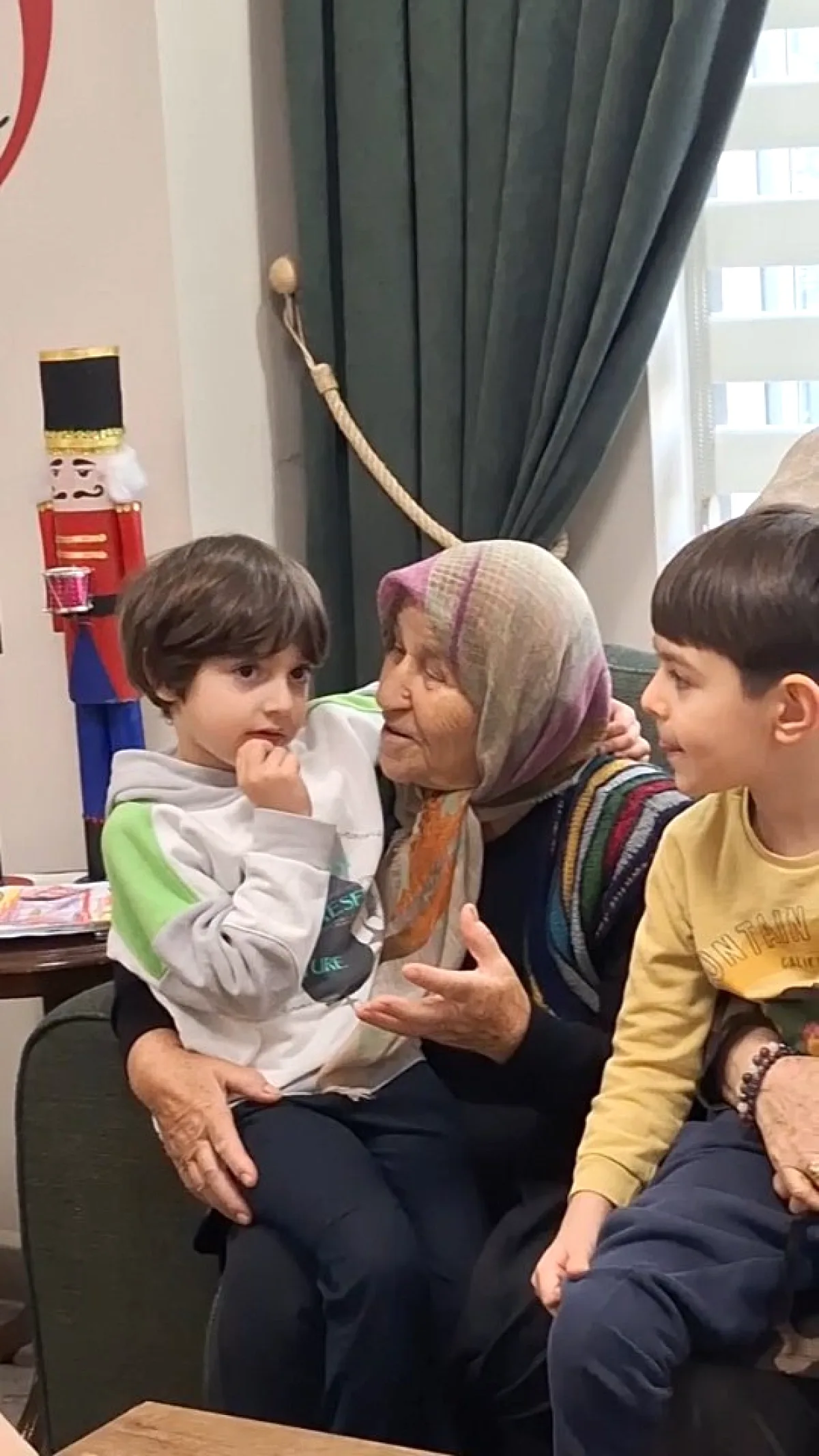Yaşlılar Haftası'nda Minik Ellerden Büyüklere Sıcak Dokunuş Yaşlılar Haftası'nda Minik Ellerden Büyüklere Sıcak Dokunuş