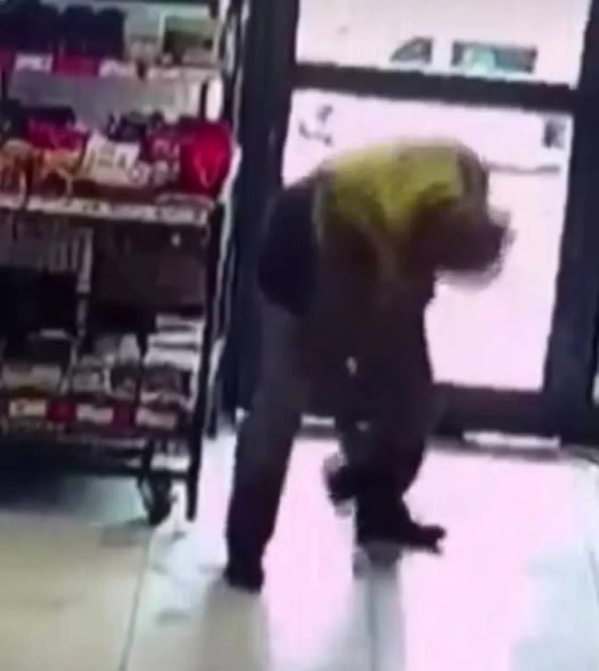 Sivas'ta Belediye Personeli Paspaslı Yere Ayakkabılarını Çıkardı Sivas'ta Belediye Personeli Paspaslı Yere Ayakkabılarını Çıkardı