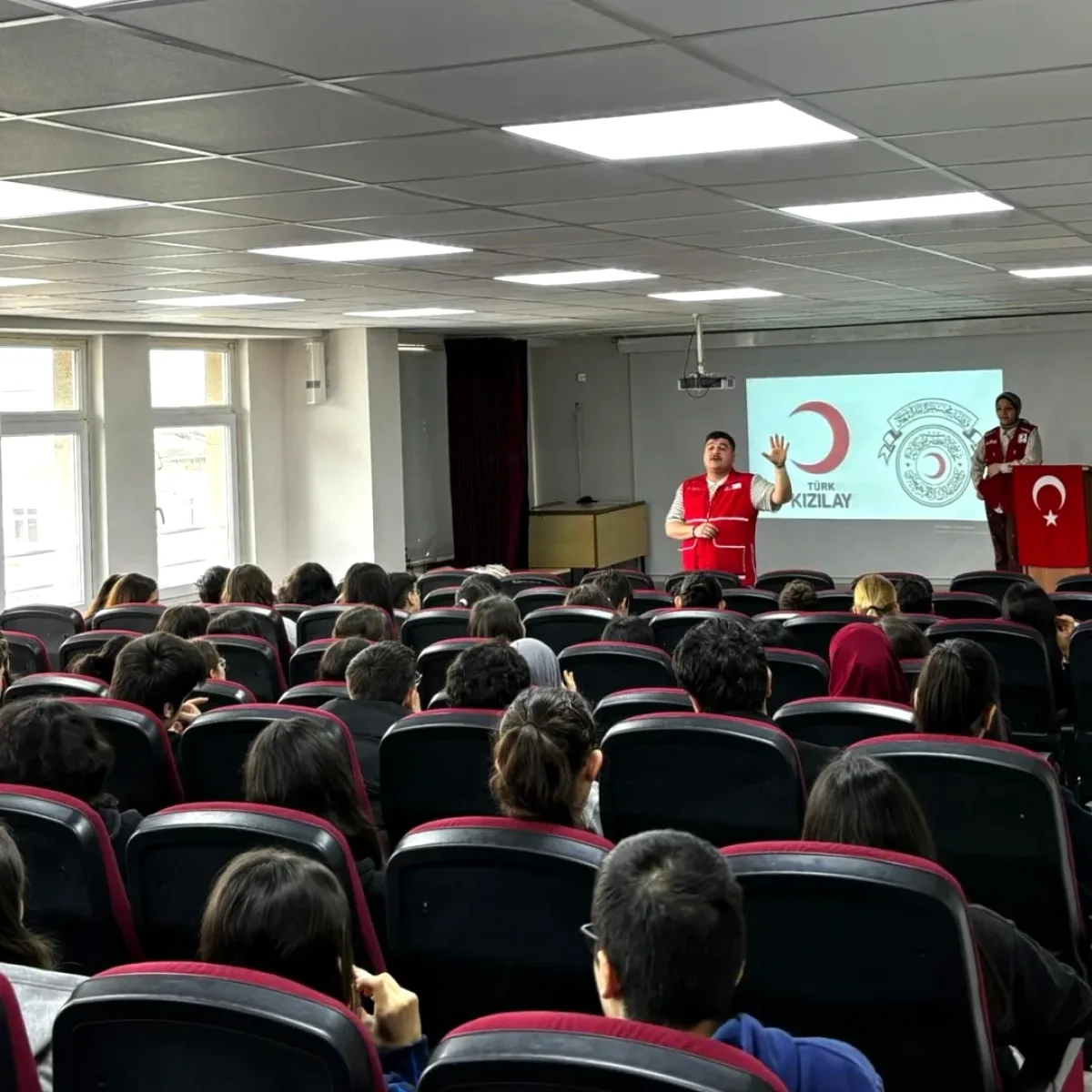 Bağcılar'daki Liselerde Genç Kızılay Tanıtım Sunumları Yapıldı Bağcılar'daki Liselerde Genç Kızılay Tanıtım Sunumları Yapıldı