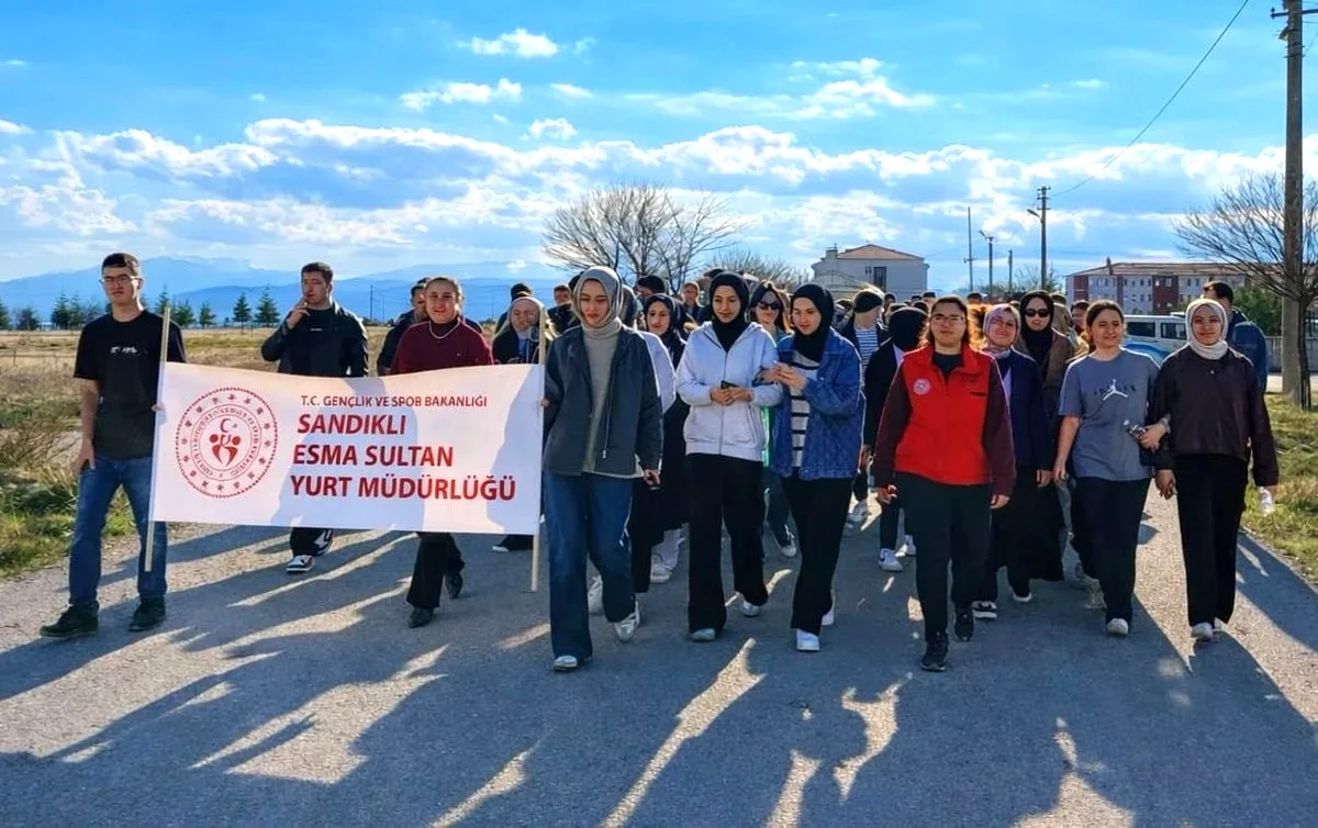 Afyonkarahisar'da Sağlık İçin Yürüyüş: Gençler Sandıklı'ya Yürüdü Afyonkarahisar'da Sağlık İçin Yürüyüş: Gençler Sandıklı'ya Yürüdü