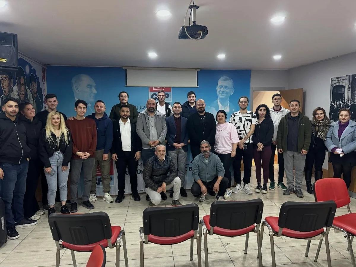 CHP Küçükçekmece Gençlik Kolları Millî Takımı İlçe Başkanlığı'nda Kutladı CHP Küçükçekmece Gençlik Kolları Millî Takımı İlçe Başkanlığı'nda Kutladı