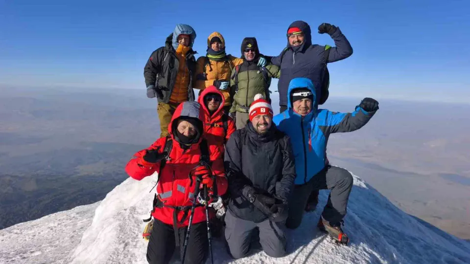 Ağrı Dağı Zirvesine Sivaslı Dağcılardan Başarılı Tırmanış görseli