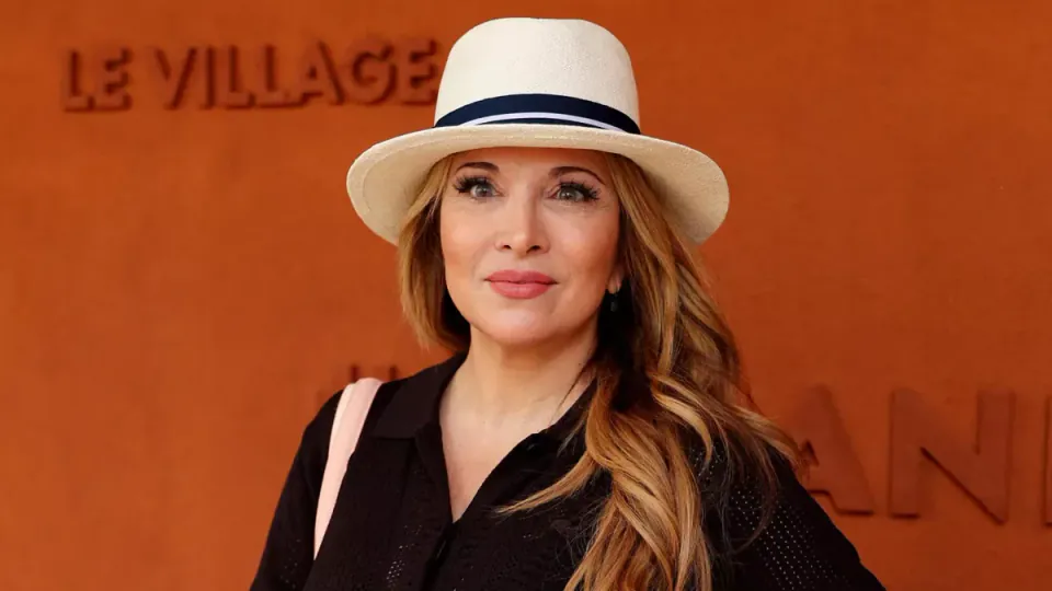 Hélène Ségara 30 yıl sonra itiraf etti: "22 kez ameliyat oldum, sahne hayatımdır" görseli