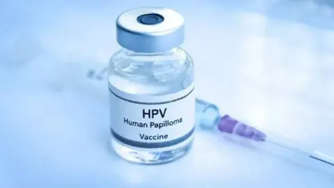 HPV Aşısı Rahim Ağzı Kanseri Taramasını Kaldırmaz: Uzmandan Kritik Uyarı