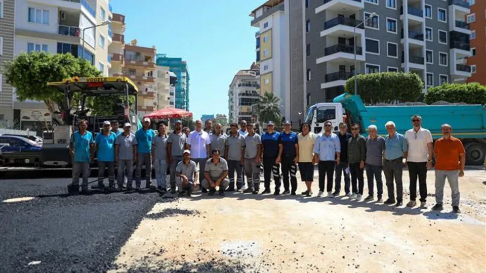Alanya Başkanı Özçelik: Mahmutlar'a 9 km yol, 19 bin ton asfalt ve 29 Ekim çay bahçesi vaadi görseli