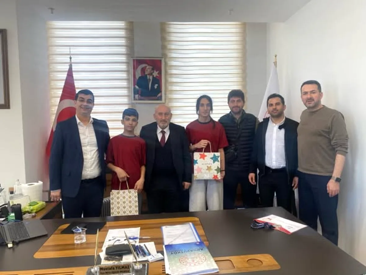 Arnavutköy'de Başarıları Tebrik Eden Müdür: Yusuf ve Şeymanur'un Özel Anı Arnavutköy'de Başarıları Tebrik Eden Müdür: Yusuf ve Şeymanur'un Özel Anı