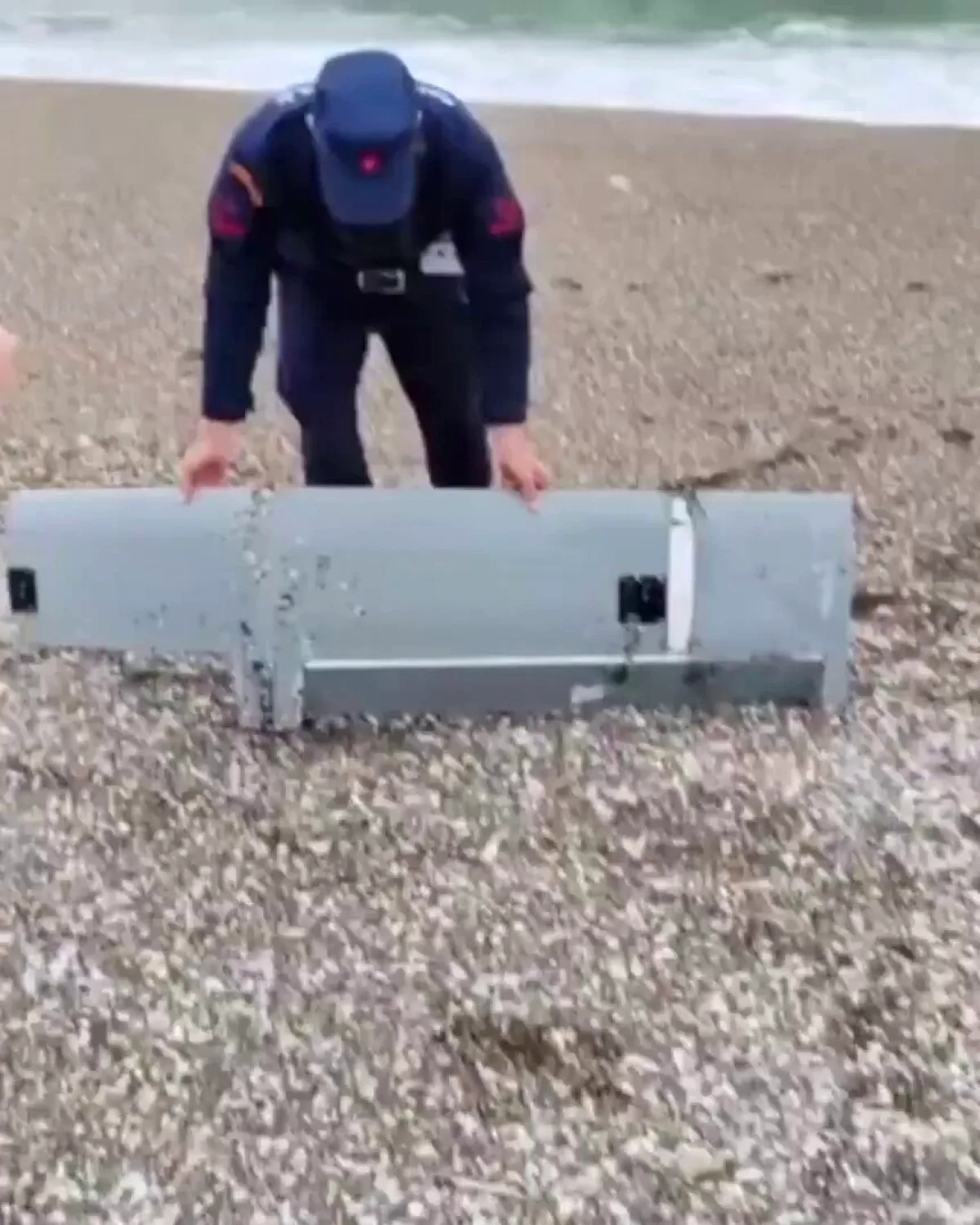 Sakarya Karasu'da Sahile İHA Parçaları Vurdu Sakarya Karasu'da Sahile İHA Parçaları Vurdu