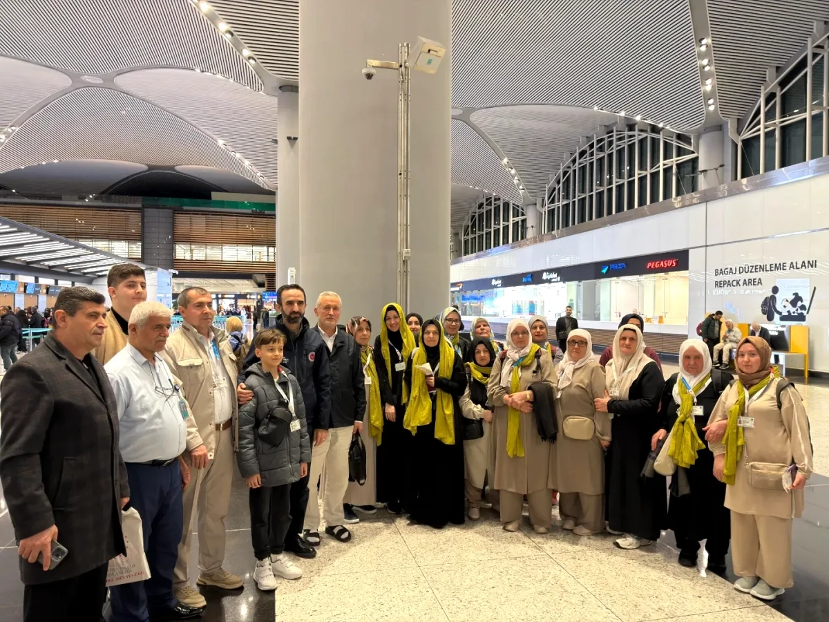 Çatalca'dan Umre Kafilesi Gözyaşlarıyla Uğurlandı Çatalca'dan Umre Kafilesi Gözyaşlarıyla Uğurlandı