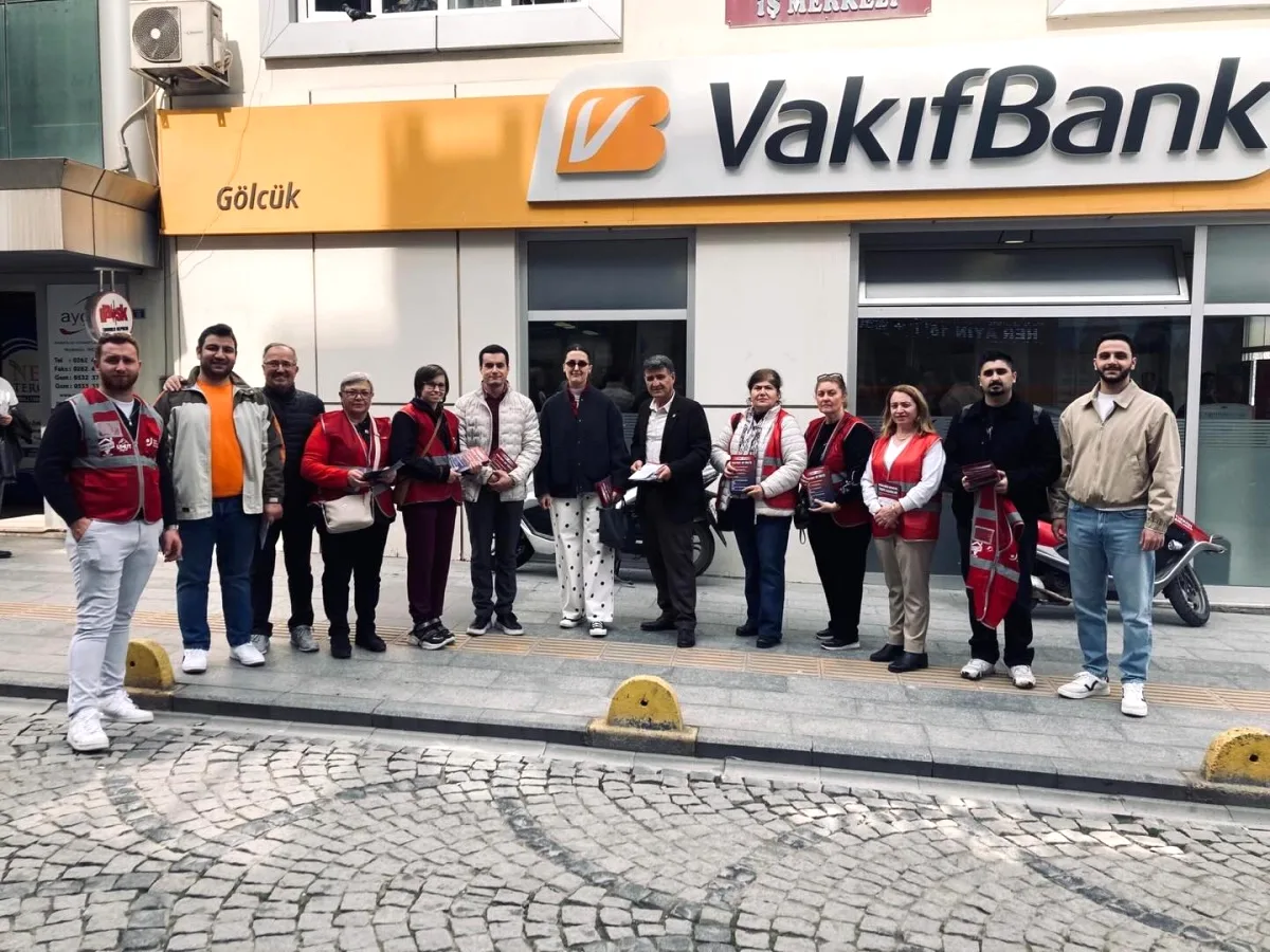 CHP Gölcük Gençlik Kolları Emekliler İçin Broşür Dağıttı CHP Gölcük Gençlik Kolları Emekliler İçin Broşür Dağıttı