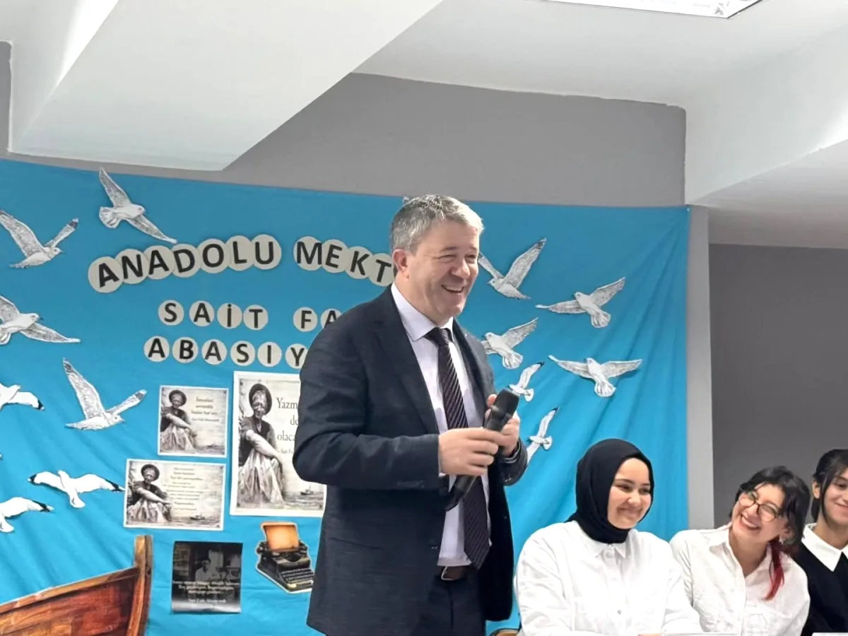 Sultangazi'de Sabahattin Sait Faik Paneli: Öğrenciler Edebiyatla Buluştu Sultangazi'de Sabahattin Sait Faik Paneli: Öğrenciler Edebiyatla Buluştu
