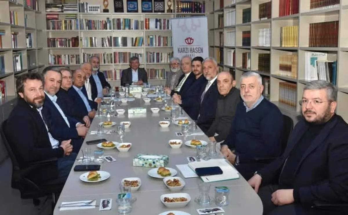 Davutoğlu Vakıf Ziyaretinde Aile Yapısını Öne Çıkardı Davutoğlu Vakıf Ziyaretinde Aile Yapısını Öne Çıkardı
