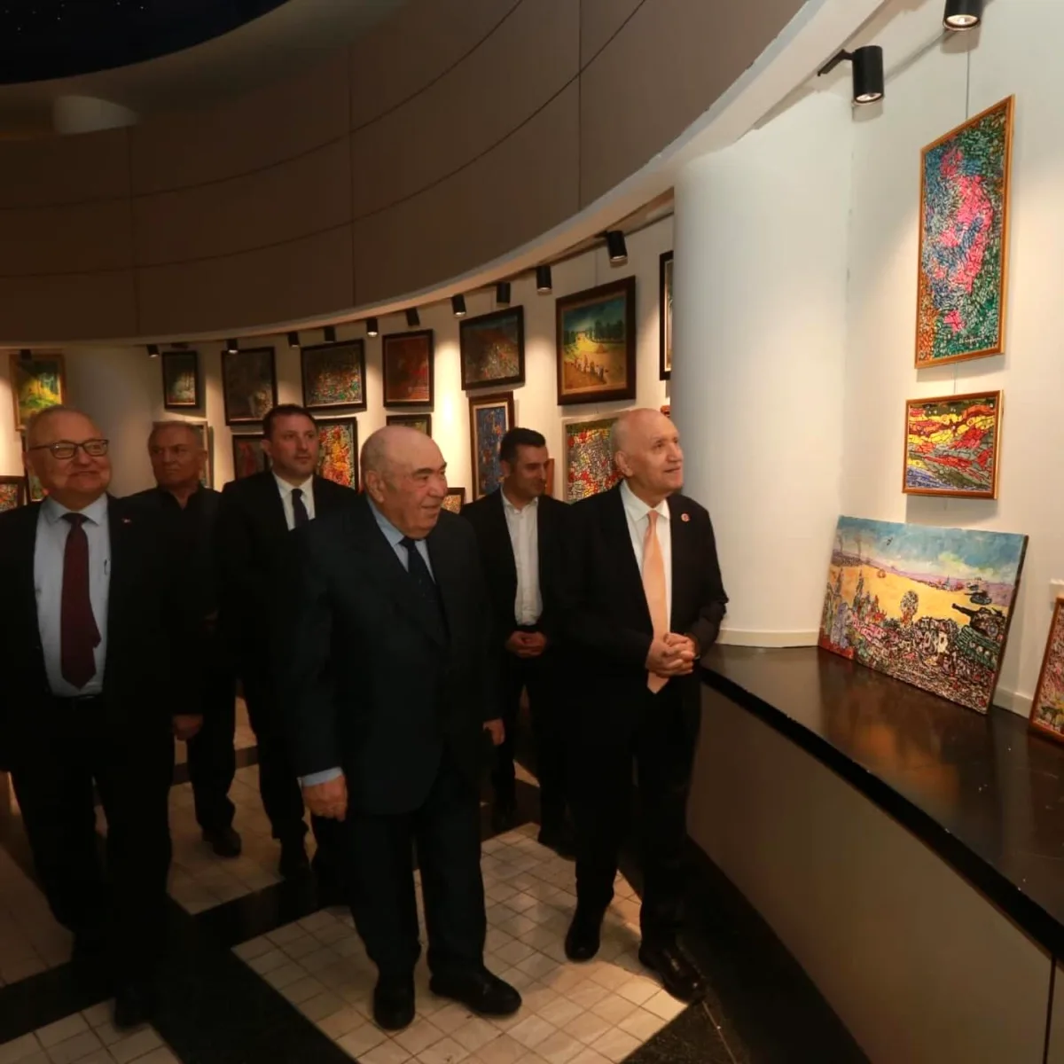 Fethi Yaşar ve CHP İlçe Yönetiminden Ali Çağlayan Sergisi Ziyareti Fethi Yaşar ve CHP İlçe Yönetiminden Ali Çağlayan Sergisi Ziyareti