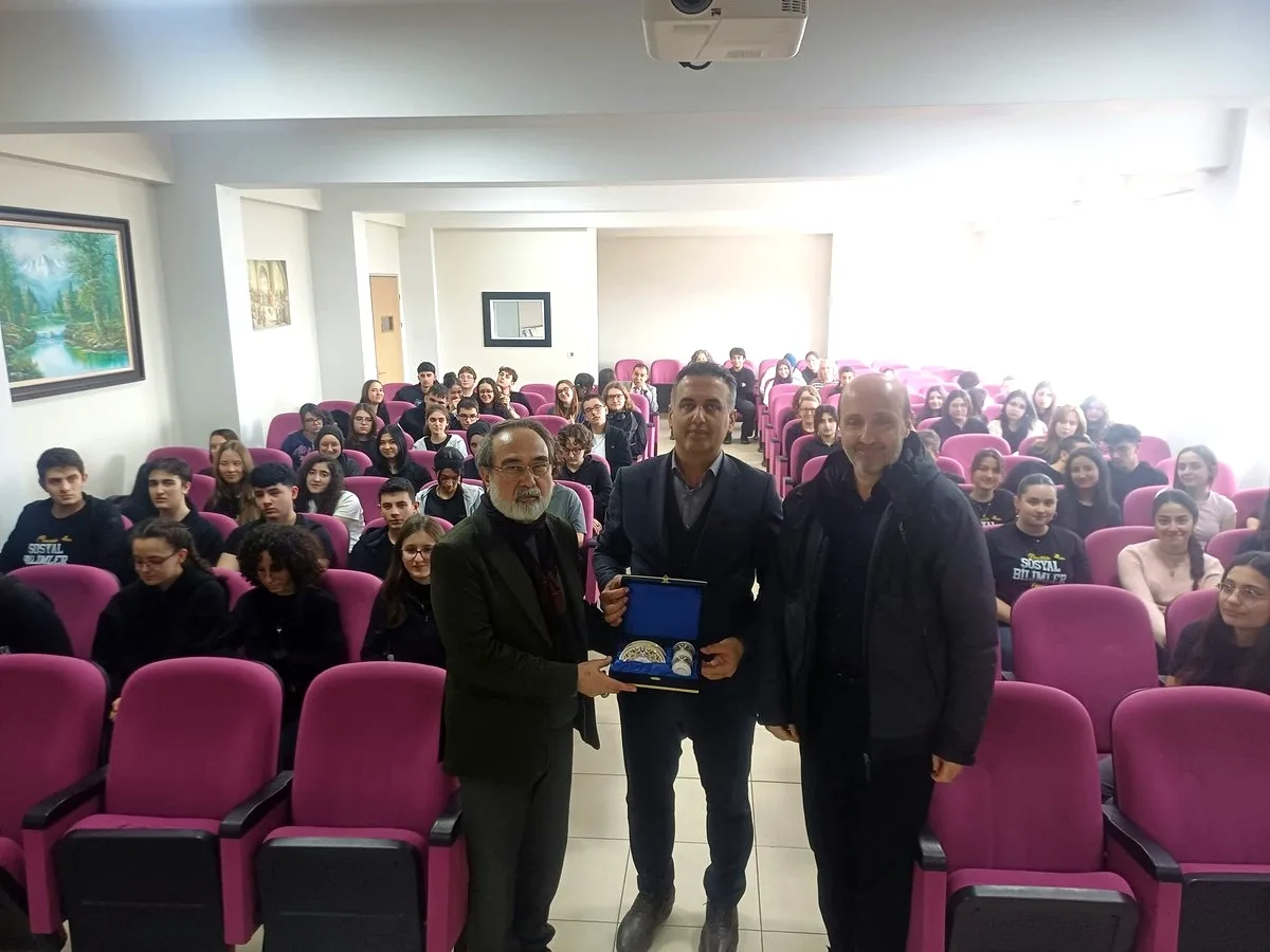 Bursa'da Öğrencilerle Eğitim Buluşması: Konuşulanlar Merak Konusu Bursa'da Öğrencilerle Eğitim Buluşması: Konuşulanlar Merak Konusu