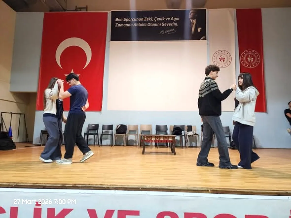 Adana Gençlik Merkezi'nden Dünya Tiyatro Günü'nde Doğaçlama Gösterisi Adana Gençlik Merkezi'nden Dünya Tiyatro Günü'nde Doğaçlama Gösterisi