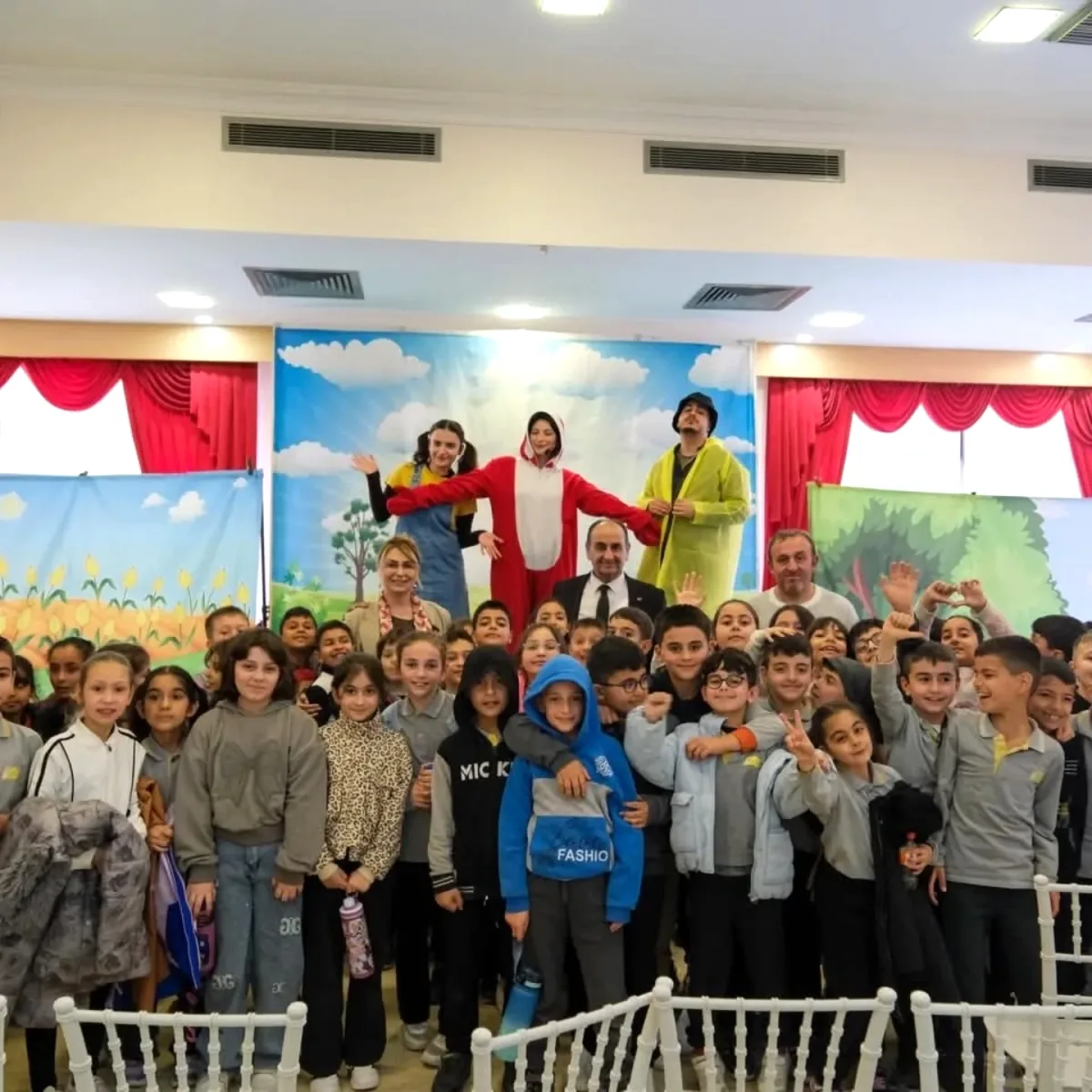 Altınova'da Dünya Tiyatrolar Günü: Küçük Kırmızı Balık Sahne Aldı Altınova'da Dünya Tiyatrolar Günü: Küçük Kırmızı Balık Sahne Aldı