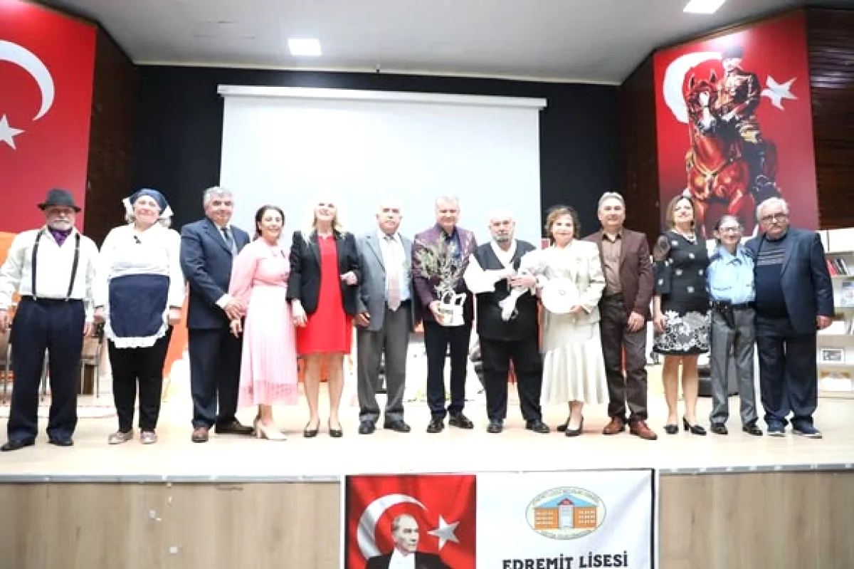 Edremit'te Dünya Tiyatro Günü'nde İki Sahne, İki Oyun Coşkusu Edremit'te Dünya Tiyatro Günü'nde İki Sahne, İki Oyun Coşkusu