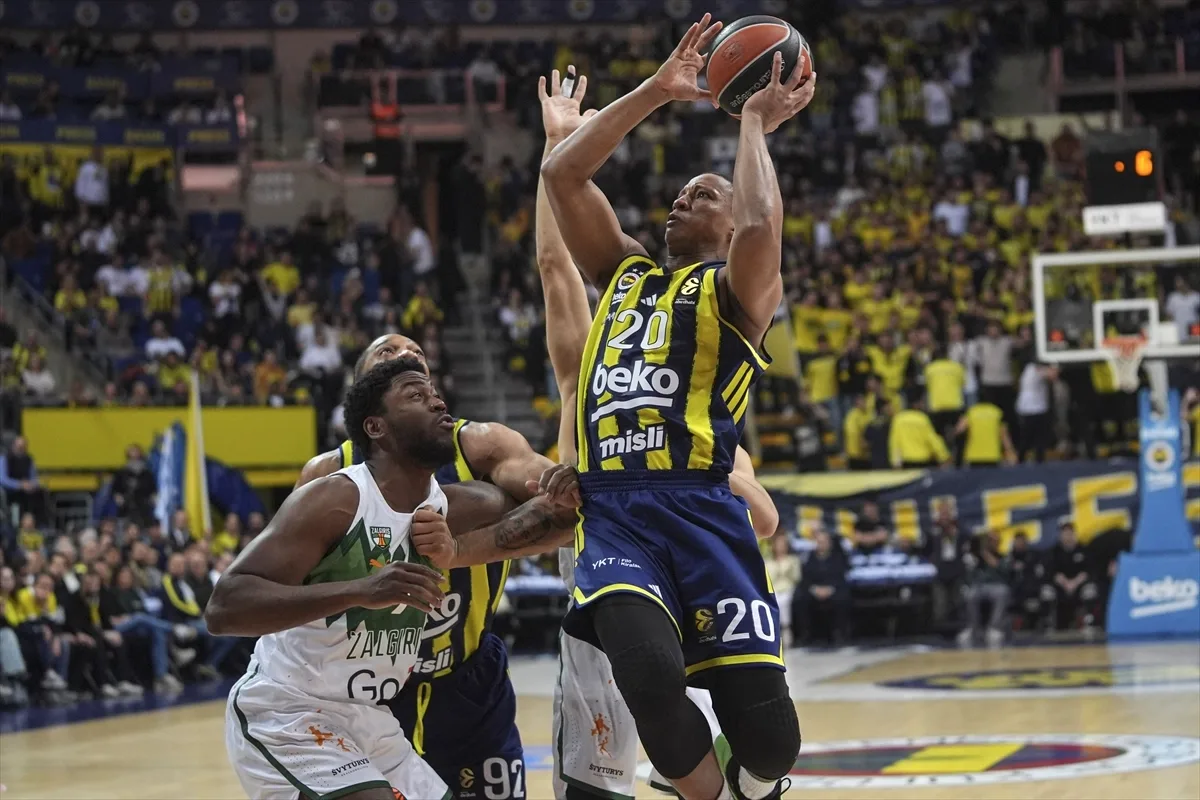 Fenerbahçe Beko Devre Arasında Zalgiris'e 44-49 Geriyor Fenerbahçe Beko Devre Arasında Zalgiris'e 44-49 Geriyor