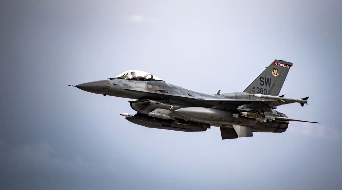 ABD F-16'sı İran Tarafından Vuruldu, Suudi Arabistan'a Acil İniş Yaptı ABD F-16'sı İran Tarafından Vuruldu, Suudi Arabistan'a Acil İniş Yaptı