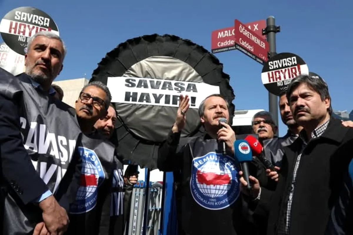 Ankara'da 'Savaşa Hayır' Protestosu: ABD Büyükelçiliği Önünde Siyah Çelenk Ankara'da 'Savaşa Hayır' Protestosu: ABD Büyükelçiliği Önünde Siyah Çelenk