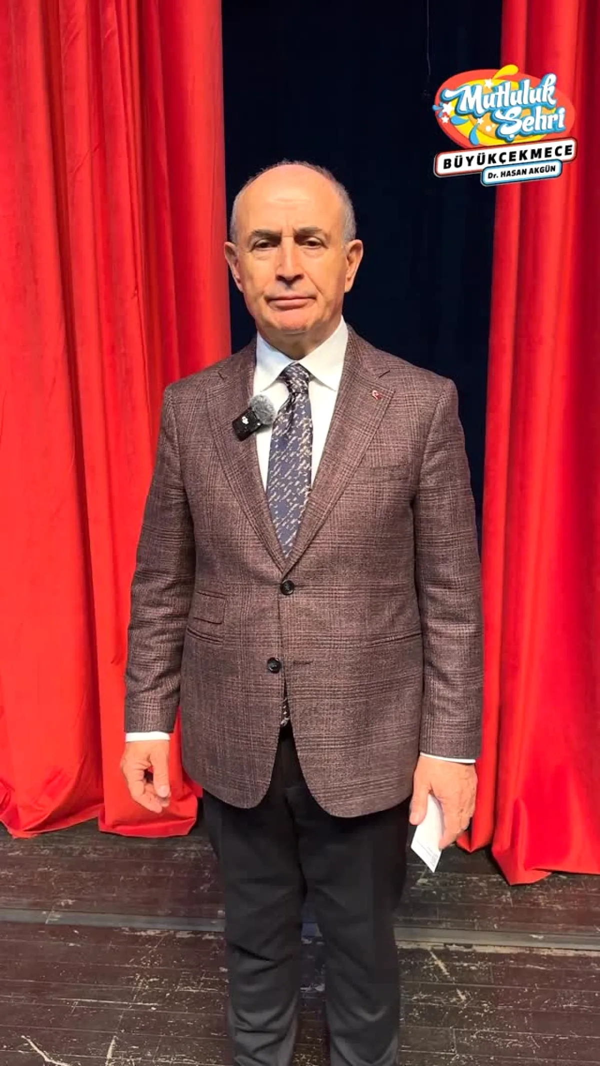 Hasan Akgün'den Tiyatro Sanatçılarına 27 Mart Kutlaması Hasan Akgün'den Tiyatro Sanatçılarına 27 Mart Kutlaması