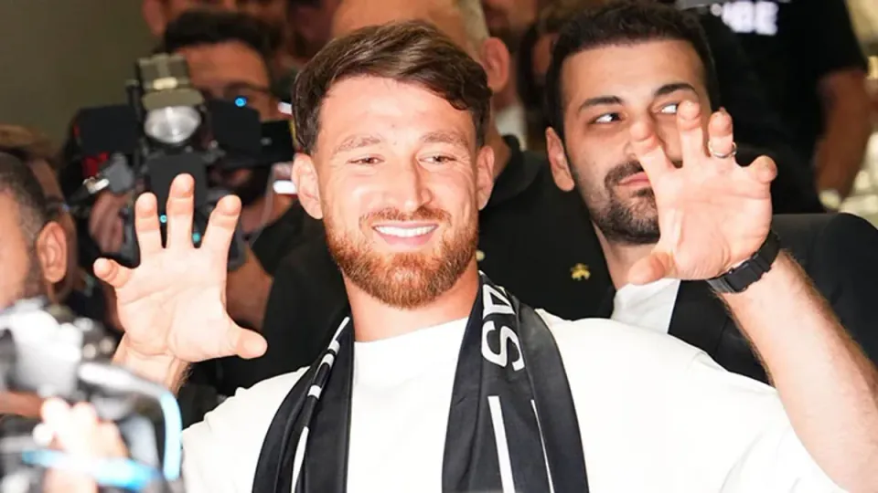 Salih Özcan Beşiktaş'e Transfer Oldu: 'Şampiyon Olmak İçin Savaşacağız' görseli