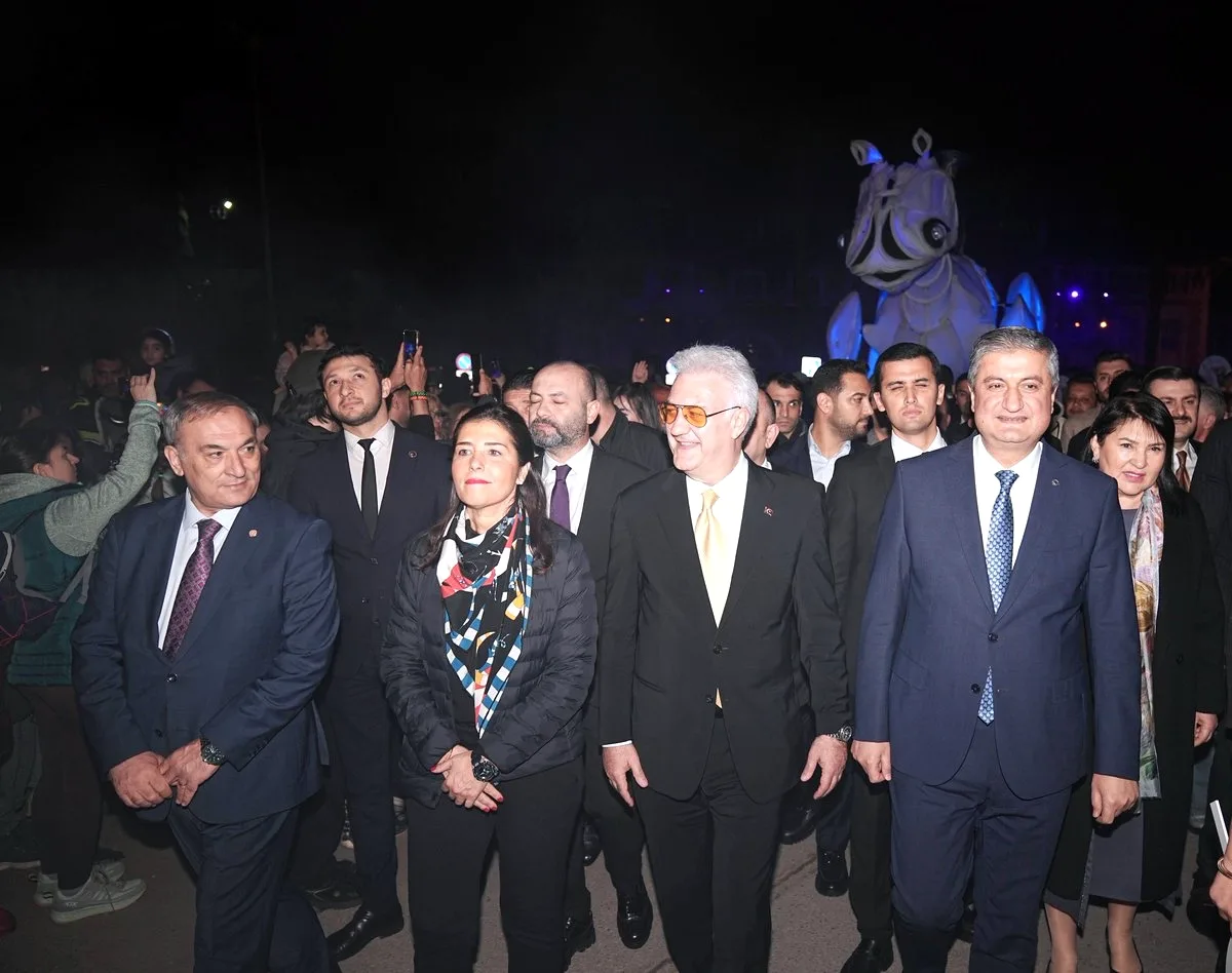 Adana'da Tiyatro Festivali Çeyrek Asırlık Sanat Bağını Kutladı Adana'da Tiyatro Festivali Çeyrek Asırlık Sanat Bağını Kutladı