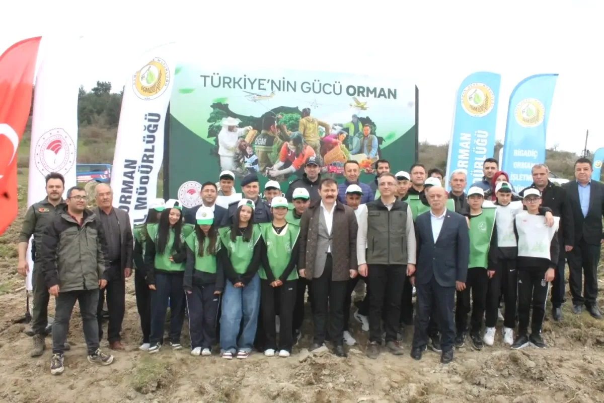 Bigadiç'te Fidan Dikme Etkinliği! Halk Toprakla Buluştu Bigadiç'te Fidan Dikme Etkinliği! Halk Toprakla Buluştu